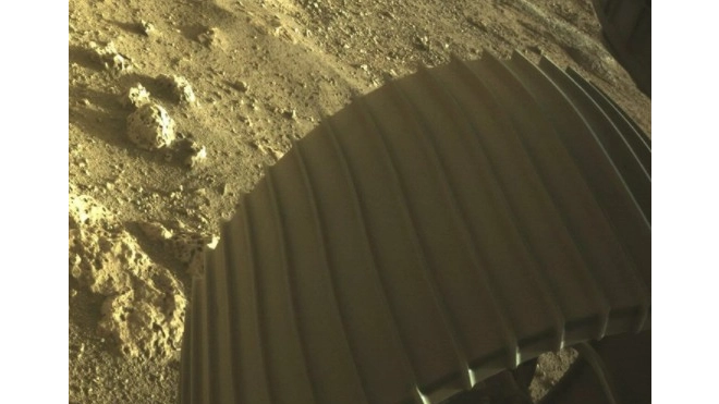 Американский ровер Perseverance показал цветные фото с Марса
