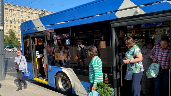 Общественному транспорту в Петербурге вернут таблички с маршрутом следования