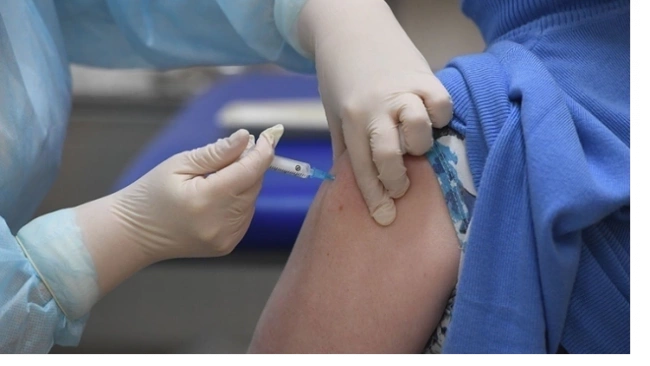 СМИ: Минздрав приостановил закупки и поставки вакцины "ЭпиВакКорона"