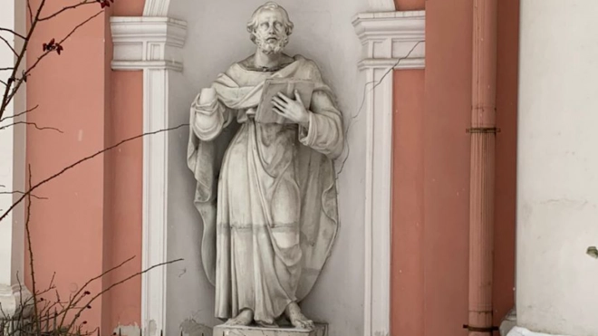 СК расследует уголовное дело о повреждении скульптуры "Апостола Петра" у церкви в Петербурге