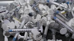 Медведев допустил обязательную вакцинацию в "государственных интересах"