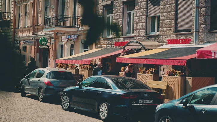 Ресторан на Невском проспекте выплатит штраф за самовольное размещении элемента благоустройства 