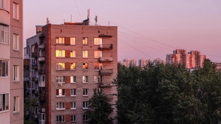В Петербурге "новая вторичка"продолжает дорожать, а старое жилье дешевеет