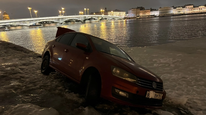 Автомобиль "припарковался" в Неву на Университетской набережной