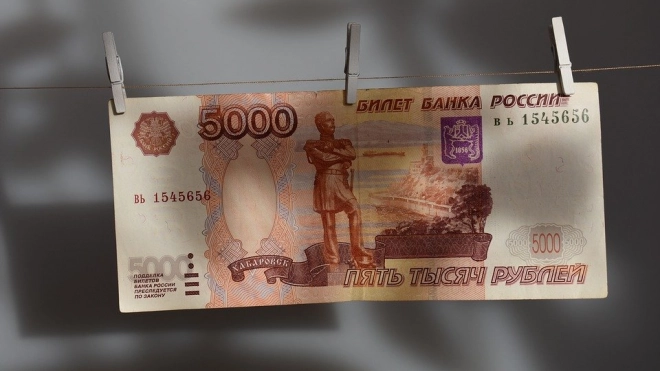 Эксперты считают, что курс рубля может рухнуть до 103 за доллар при отключении России от SWIFT