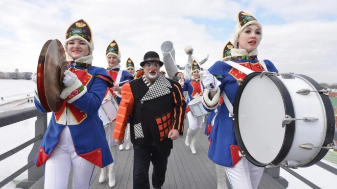 "Смешной фестиваль" в Петербурге открыли полуденным выстрелом из пушки
