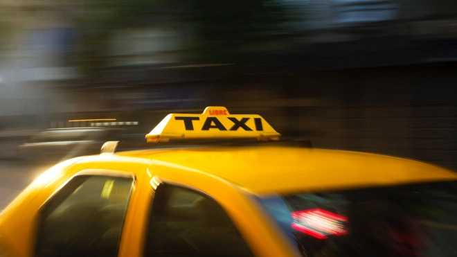 В Приморском районе таксист сбил школьницу на переходе