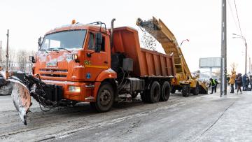 Во вторник на уборку снега в Петербурге вышло более тысячи машин