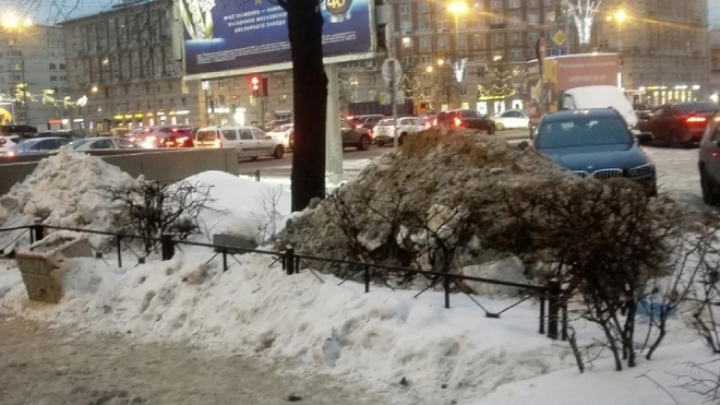 Петербуржцы делятся фотографиями заваленных льдом и снегом газонов