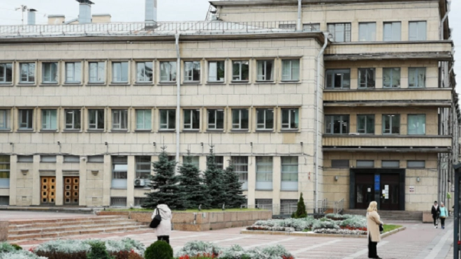 Мужчину, который поджег дверь администрации Московского района, могут госпитализировать