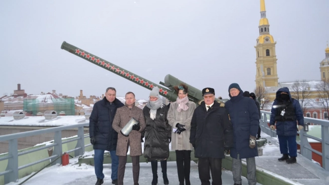 Полуденный выстрел пушки Петропавловской крепости прозвучал в честь 90-летия комздрава