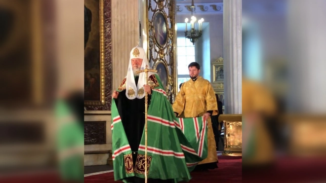 В Петербурге около тысячи человек прошли крестным ходом с мощами Александра Невского