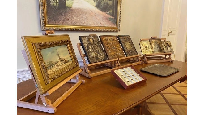 Гатчинскому дворцу передали 18 предметов искусства, отобранных у контрабандистов
