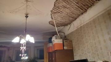 В коммунальной квартире Петербурга рухнул потолок