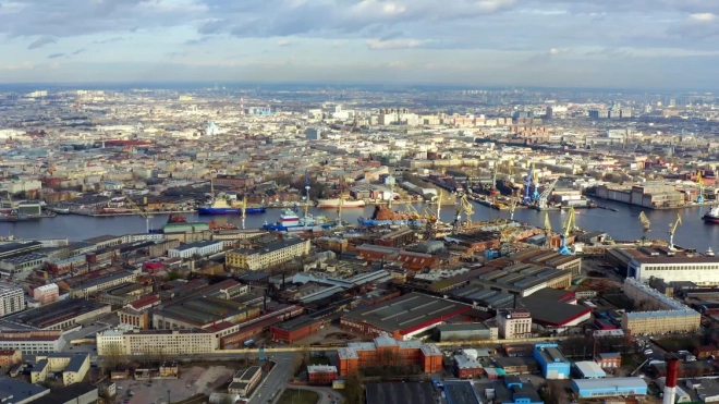 Петербургский порт принял из Китая 294-метровый контейнеровоз на три причала
