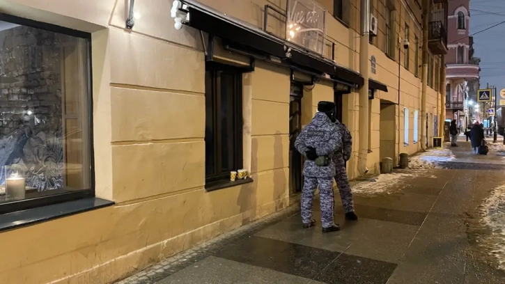 Полиция выставила оцепление у закрытых баров в центре Петербурга 