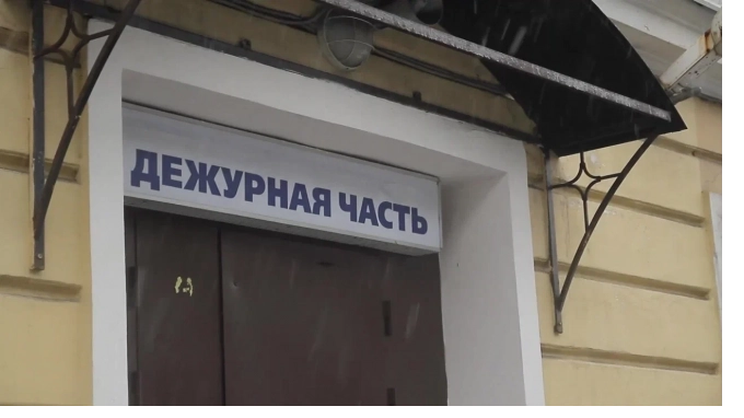 В Петербурге полицейского подозревают в совращении 15-летней