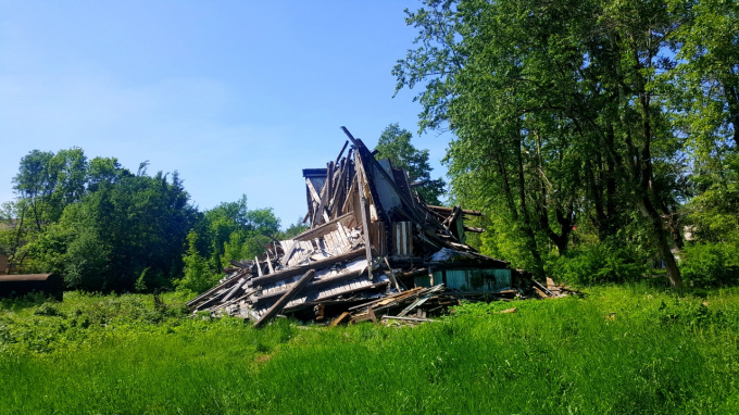 В Волхове уже около года не могут вывезти строительный мусор от снесённых домов