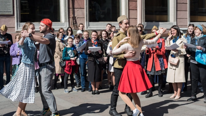 Петербуржцев приглашают принять участие во флешмобе "Поющий яркий май"
