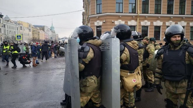 В Петербурге как участника протеста задержали сотрудника "Ростелекома", ехавшего на вызов