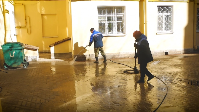 В Петербурге начали мыть дороги и тротуары