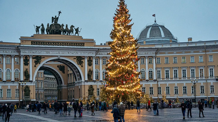 Главная елка на Дворцовой площади нравится каждому второму петербуржцу