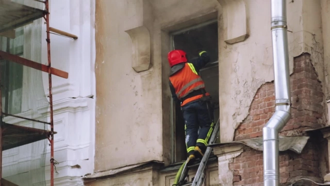 После пожара на улице Бармалеева петербурженке потребовалась помощь медиков