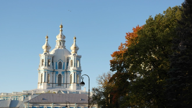 Погоду в Петербурге 13 октября сформирует гребень антициклона