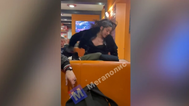 Три девушки устроили потасовку в кафе на Думской
