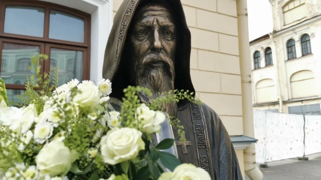 В Гостином дворе появился памятник святому Серафиму Вырицкому 