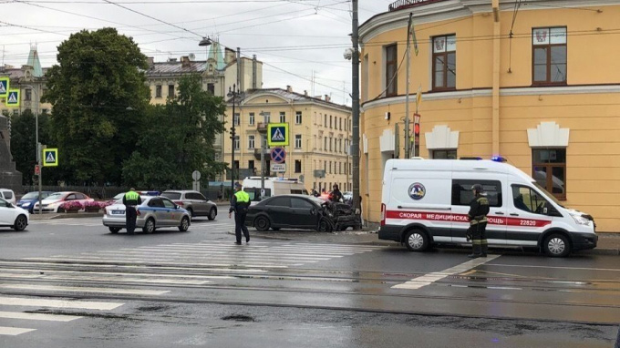 Иномарка врезалась в угол дома на Измайловском проспекте