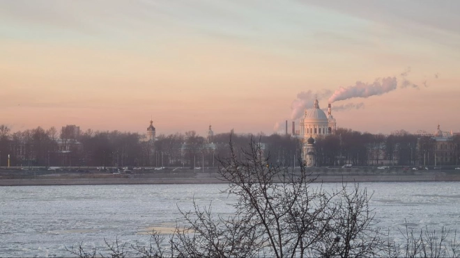 Начало зимы принесло в Петербург живописный рассвет 
