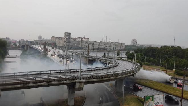 Володарский мост в Петербурге заволокло дымом из-за возгорания в автобусе