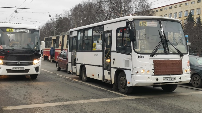В Петербурге с 1 февраля продлеваются трассы трех коммерческих автобусов
