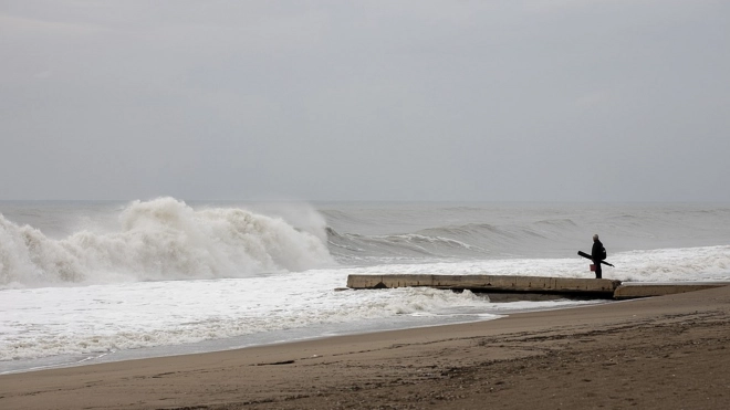 В Атлантическом океане бушует тропический шторм "Питер" 