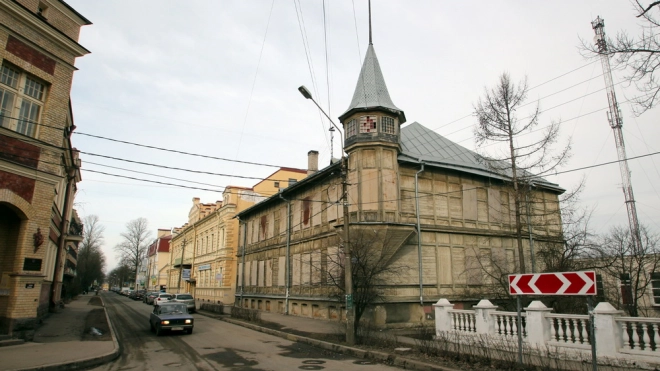 В Ломоносове старинный дом с башней сдадут в аренду по программе "Рубль за метр"