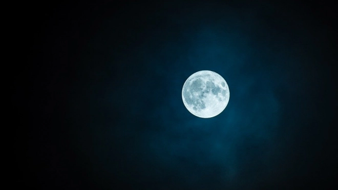 Ученые выяснили, что во второй половине лунного цикла мужчины спят хуже женщин 