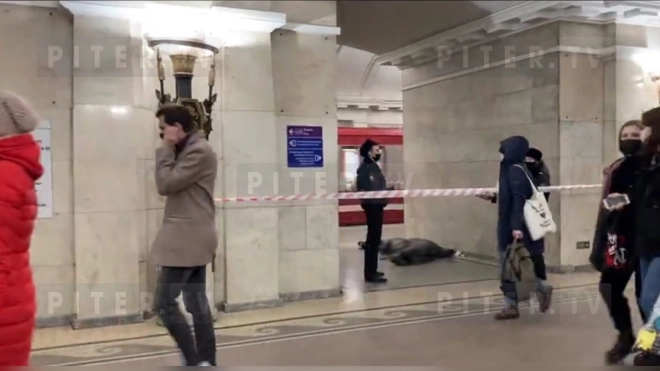 Упавший на пути в петербургском метро мужчина погиб