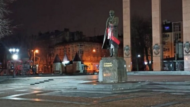 Памятник Бандере во Львове облили краской