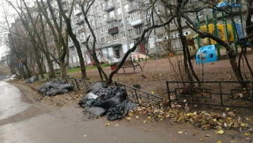На Васильевском острове коммунальщики забыли восстановить двор после ремонта теплотрассы 
