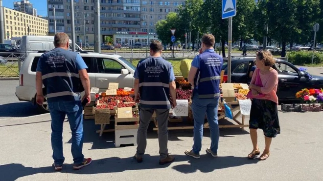 В нескольких районах Петербурга убрали незаконные прилавки с 23 участков