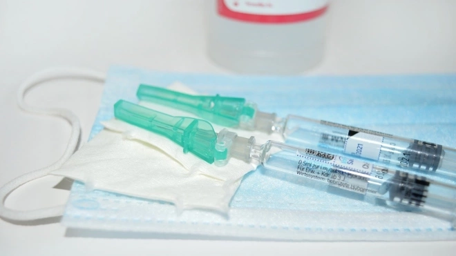 ВОЗ призвала не полагаться на антитела и пройти вакцинацию