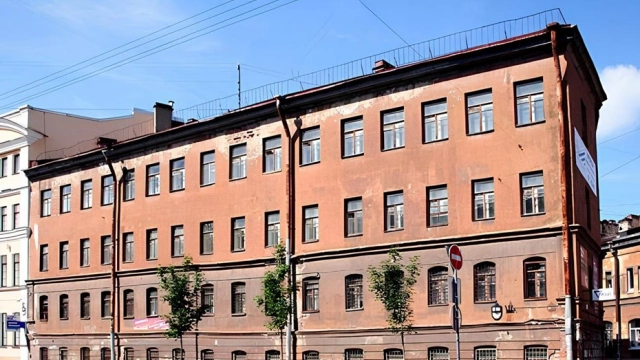 Переданное СПбГУ здание общежития бывшей фабрики 