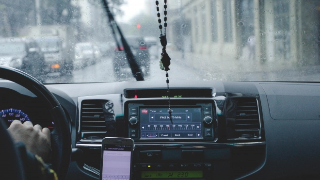 В Петербурге 84% автолюбителей пользуются телефоном за рулем 