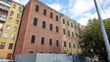 Чиновники требуют восстановить фасад полуразрушенного дома на Малодетскосельском проспекте 