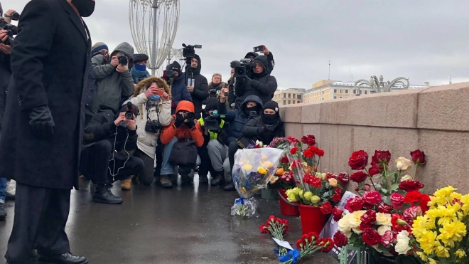 Иностранные послы возложили цветы к месту убийства Немцова