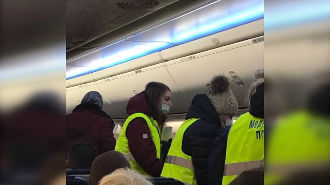 В самолете из Хургады в Петербург у 4-летней девочки поднялась температура выше 40 градусов
