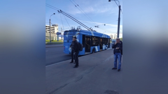 В троллейбусе при экстренном торможении на перекрестке Жукова и Казакова пострадал кондуктор 