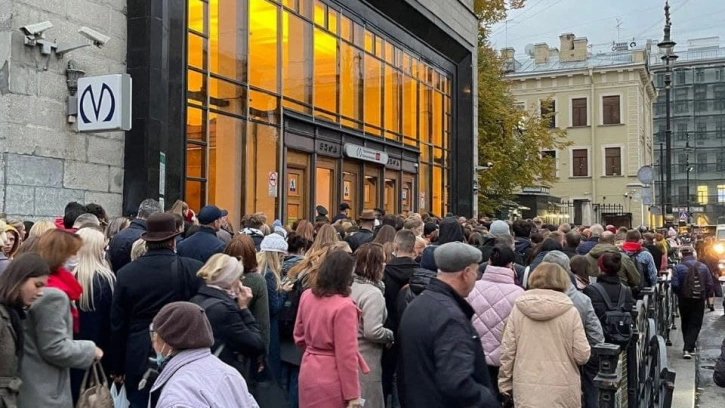 Петербуржцы пожаловались на очереди при входе в метро "Чернышевская"