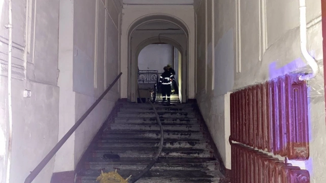 Жителям дома на Коломенской после пожара предложили временно переехать в соседнюю школу